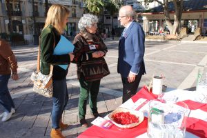 Visita del alcalde de Huelva, Pedro Rodríguez, a la mesa informativa.