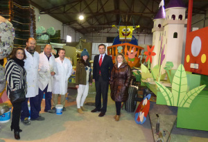 El alcalde, Gustavo Cuellar, junto a los trabajadores municipales y las cabalgatas.