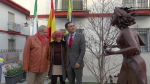 El alcalde de Moguer, la escultora y el patrocinador de la pieza en el acto de inauguración.