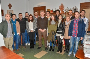 Los estudiantes palermos que han recibido beca junto al alcalde, Carmelo Romero. 