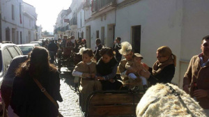 Los pequeños son los encargados de guiar a los burrillos. 