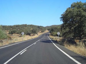 Carretera provincial HU-9103 que une La Nava con Encinasola.