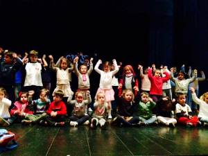 Niños ensayando el musical de Grease.