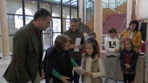 Momento de la entrega del premio a los escolares ganadores.