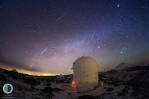 Imagen de varios trazos de Gemínidas (meteoros) observada desde el Observatorio del Teide (IAC). / Foto: www.iac.es.