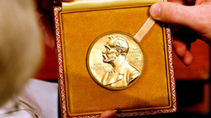 El galardón, una medalla de oro con la figura de Alfred Nobel. 