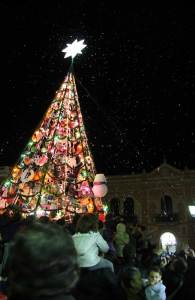 San Juan del Puerto da comienzo a la Navidad con el tradicional encendido del árbol.