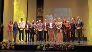 Foto de familia de todos los premiados. 