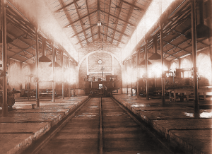 Interior de las cocheras de locomotoras que el Puerto de Huelva tenía en la ciudad. Actualmente este edificio alberga el Archivo Histórico del Puerto de Huelva. / Foto: APH.