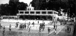 Balneario de la Cinta, lugar de encuentro de muchos onubenses. / Foto: APH.