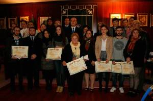 Foto de familia de todos los recién titulados de Lepe.