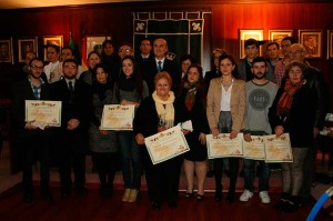 Foto de familia de todos los recién titulados de Lepe.