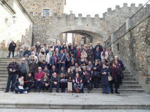 Alumnos y alumnas del 'Aula de la Experiencia' posando en uno de sus viajes. 