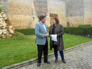 El delegado de Educación y la alcaldesa de Niebla visitan la muralla.