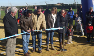 El atleta Miguel Beltrán cortando la cinta inaugural del circuito. 