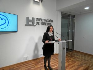 La diputada de Desarrollo Local, Innovación, Medio Ambiente y Agricultura de la Diputación de Huelva, Esperanza Cortés, durante la presentación de los presupuestos.