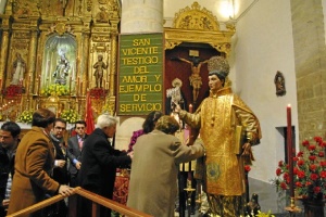 El besamanos a la imagen del patrón es una de las actividades más concurrida por los zalameños.