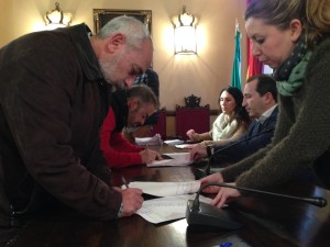 Firma de los contratos.