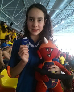 Alba Vázquez, con la medalla de oro conseguida en la primera jornada.