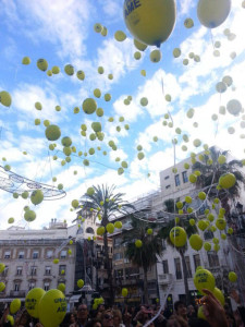 Cientos de globos verdes han llenado el cielo de la capital onubense. 