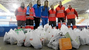 Momento de la entrega de alimentos del CB Conquero a la Cruz Roja. / Foto: www.cbconquero.es.