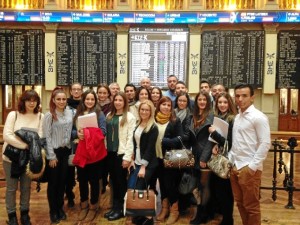 Visita de los estudiantes de la UHU al palacio de la Bolsa de Madrid.