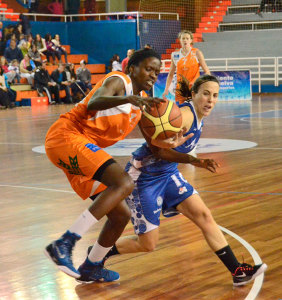 María Asurmendi fue de las destacadas en un partido gris en general del equipo onubense. / Foto: www.cbconquero.es.