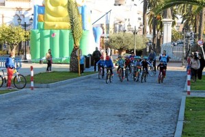 Una gran fiesta ciclista para los niños en Bollullos.