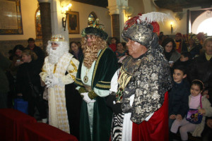 Sus Majestades en el Santuario de la Cinta, antes de salir. 