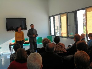 El delegado del Gobierno andaluz y la delegada territorial del ramo, José Fiscal y Lourdes Martín, durante una visita a un centro de mayores.