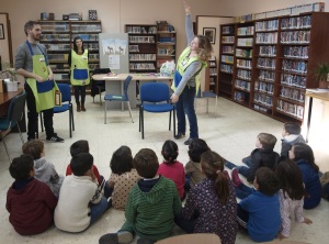 Una de las integrantes del grupo cuentacuentos en su actuación. 