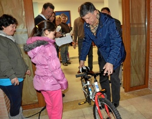 El alcalde de Palos entrega uno de los regalos.