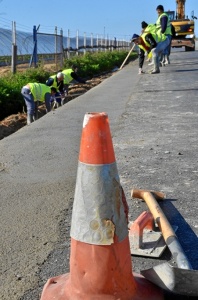 Trabajadores en las obras de hormigonado de las cunetas de una calle palerma. 