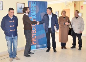 Representantes del Ayuntamiento de Palos y de Proyecto Hombre en el encuentro. 