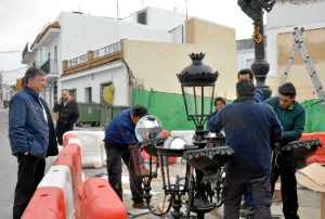 Momento de instalación de la farola.