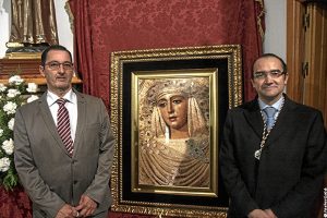 El Hermano Mayor de la Hermandad de la Virgen del Carmen,Juan José Alonso con el Hermano Mayor de Hermandad Sacramental de la Esperanza de Triana, Alfonso de Julios-Campuzano.