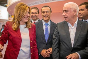 Susana Díaz, visitando el stand.