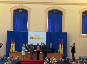 Momento de la entrega de la Medalla.