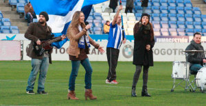 Rocío Márquez y Ocho Vientos en el estadio cantando el himno.