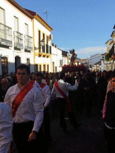 La Danza de las Espadas no falta en la procesión.