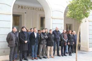 Minuto de silencio en la puerta de la Diputación Provincial.