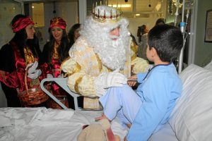 Sus Majestades también han pasado por los hospitales Infanta Elena y Juan Ramón Jiménez.