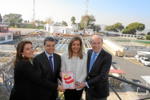 Las autoridades, mostrando el sello en las instalaciones de la ETAP.