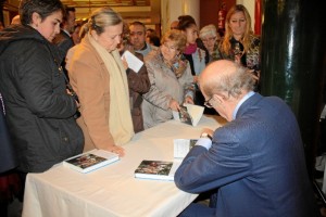 Rodríguez, firmando el libro a los asistentes.