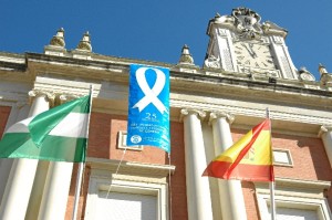 Lazo blanco en la fachada del Ayuntamiento de Huelva.