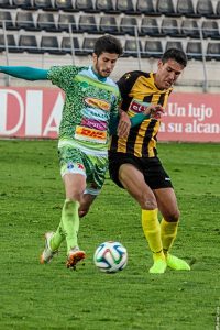 Ale Zambrano intenta proteger la pelota ante un contrario. / Foto: J. Losa.