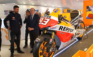 Un momento de la inauguración de la exposición, con la moto de Marc Márquez como gran protagonista.