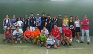 La Escuela de Pádel de la Fundación 25 de Marzo aglutina a muchos niños que se inician en este deporte.