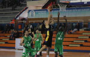 Diop fue un tormento para los de Huelva, pero al final pudieron dominar el rebote. / Foto: www.cdbenriquebenitez.com.