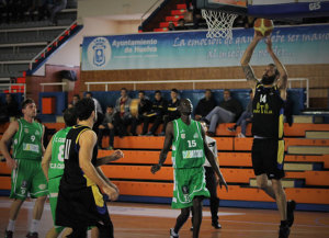 Nacho Romero en acción en el partido de la semana anterior. / Foto: www.cdbenriquebenitez.com.